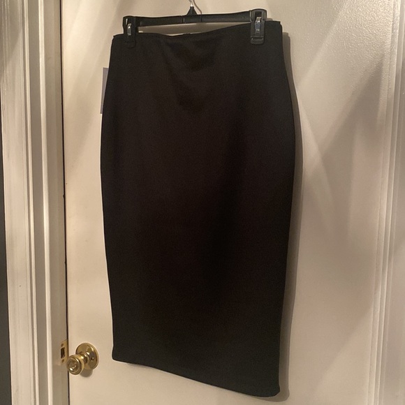 Bisou Bisou black/white pencil skirt with laser cutout design - Picture 3 of 4